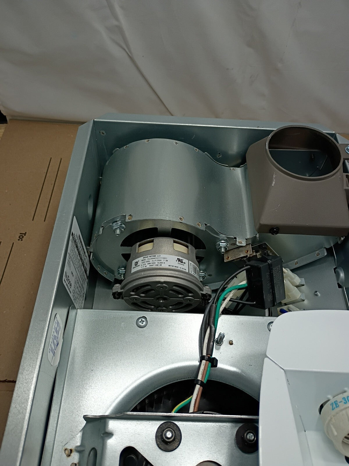 BROAN 765H110L 110 CFM Ceiling Bathroom Exhaust Fan Light and 1500-Watt Heater,