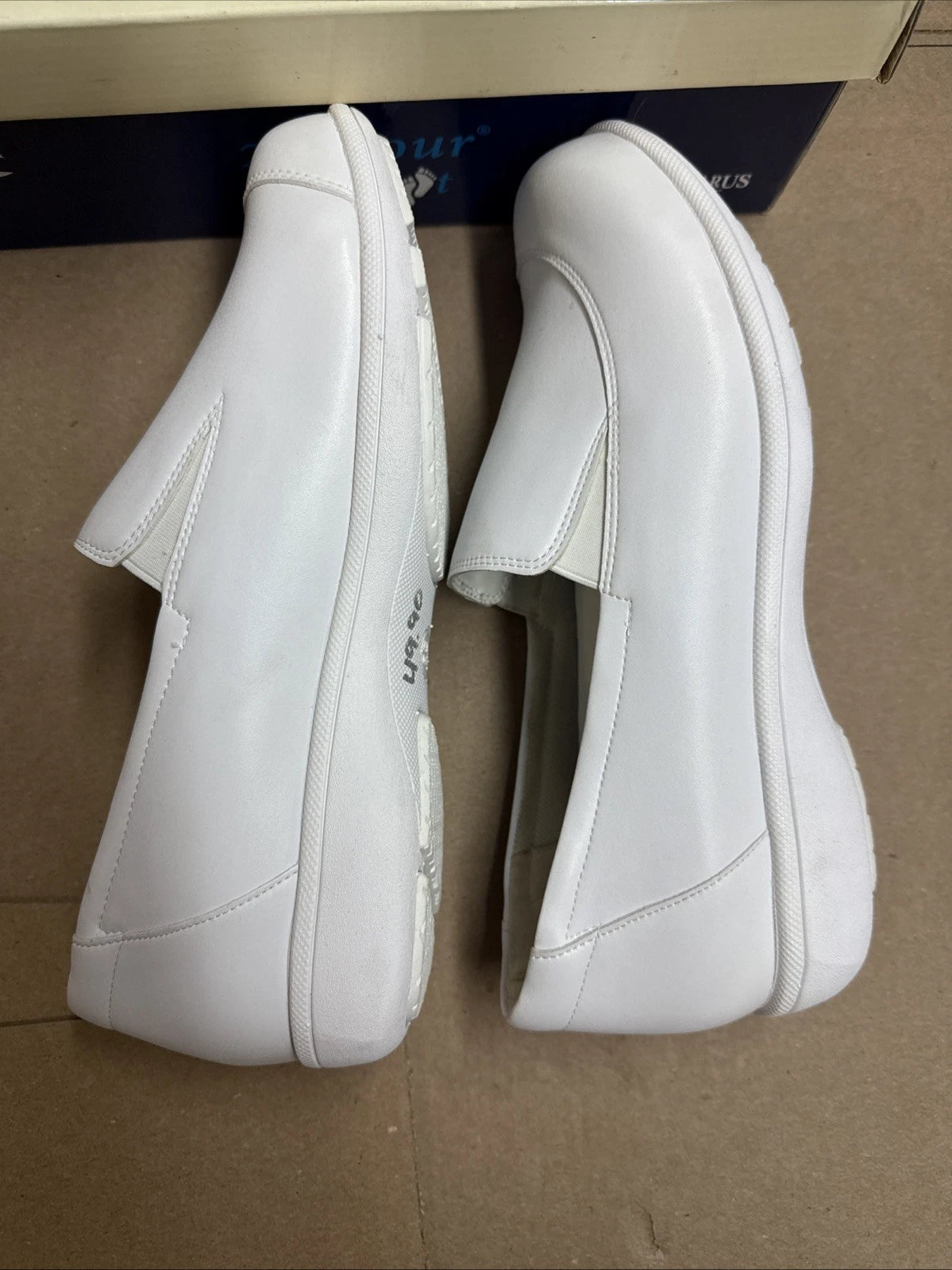24 HOUR COMFORT Lila Women's 9.5 Wide Width Leather Slip-On Loafers Nurse