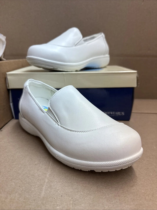 24 HOUR COMFORT Lila Women's 6.5 Wide Width Leather Slip-On Loafers Nurse