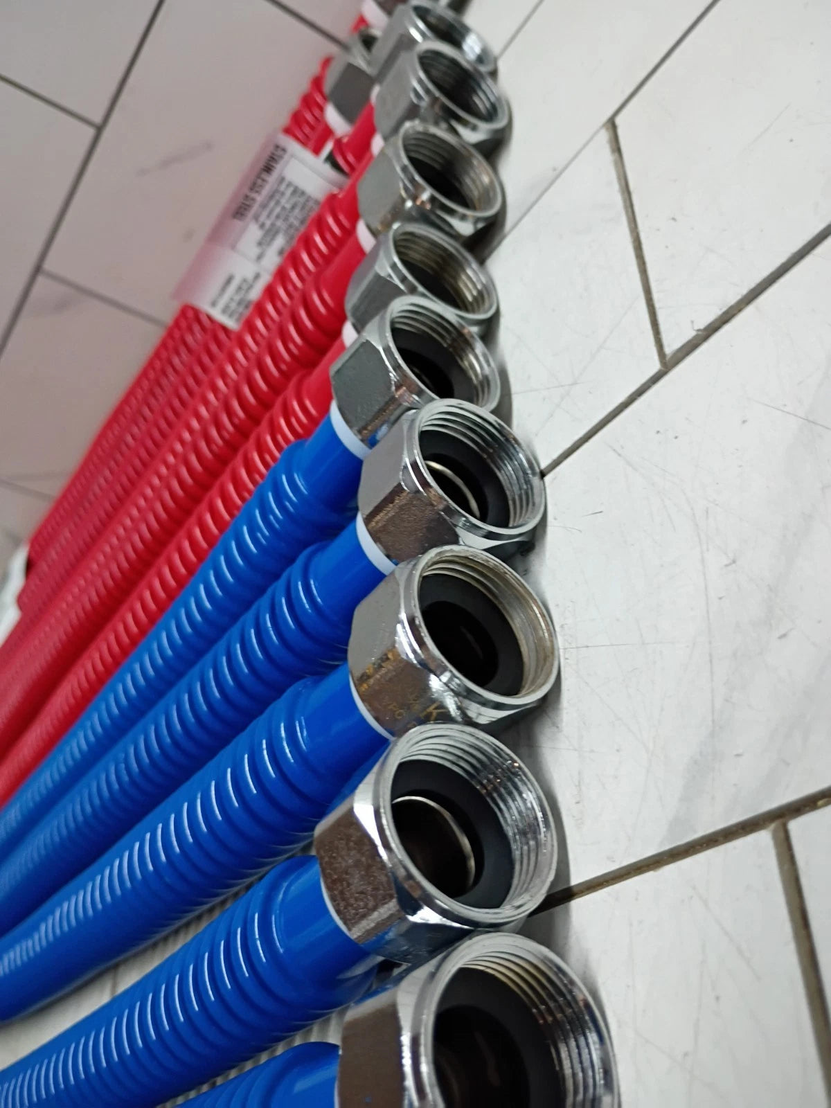 12PK Everbilt 3/4" X 3/4" X 18" Water Heater Flex Connector Red & Blue Open Box