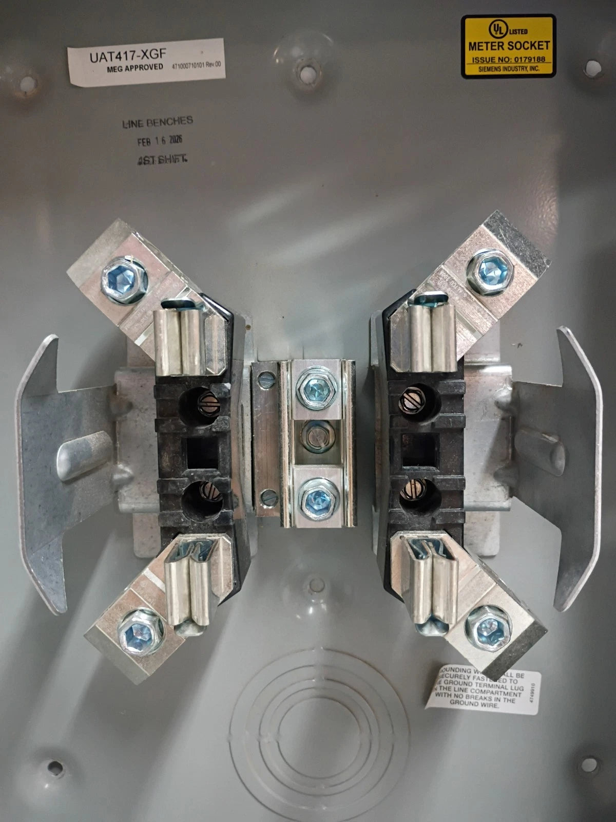 Siemens UAT417-XGF 200 Amp 4 Jaw No Bypass Ringless Meter Socket with Latch OB