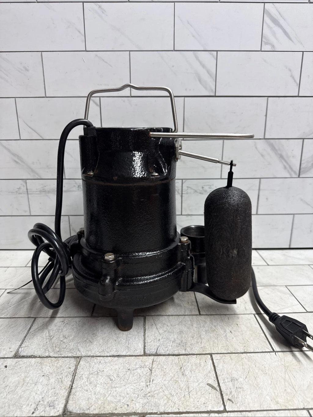 Everbilt HDS50 1/2 HP Cast Iron Submersible Sump Pump Used Good Condition