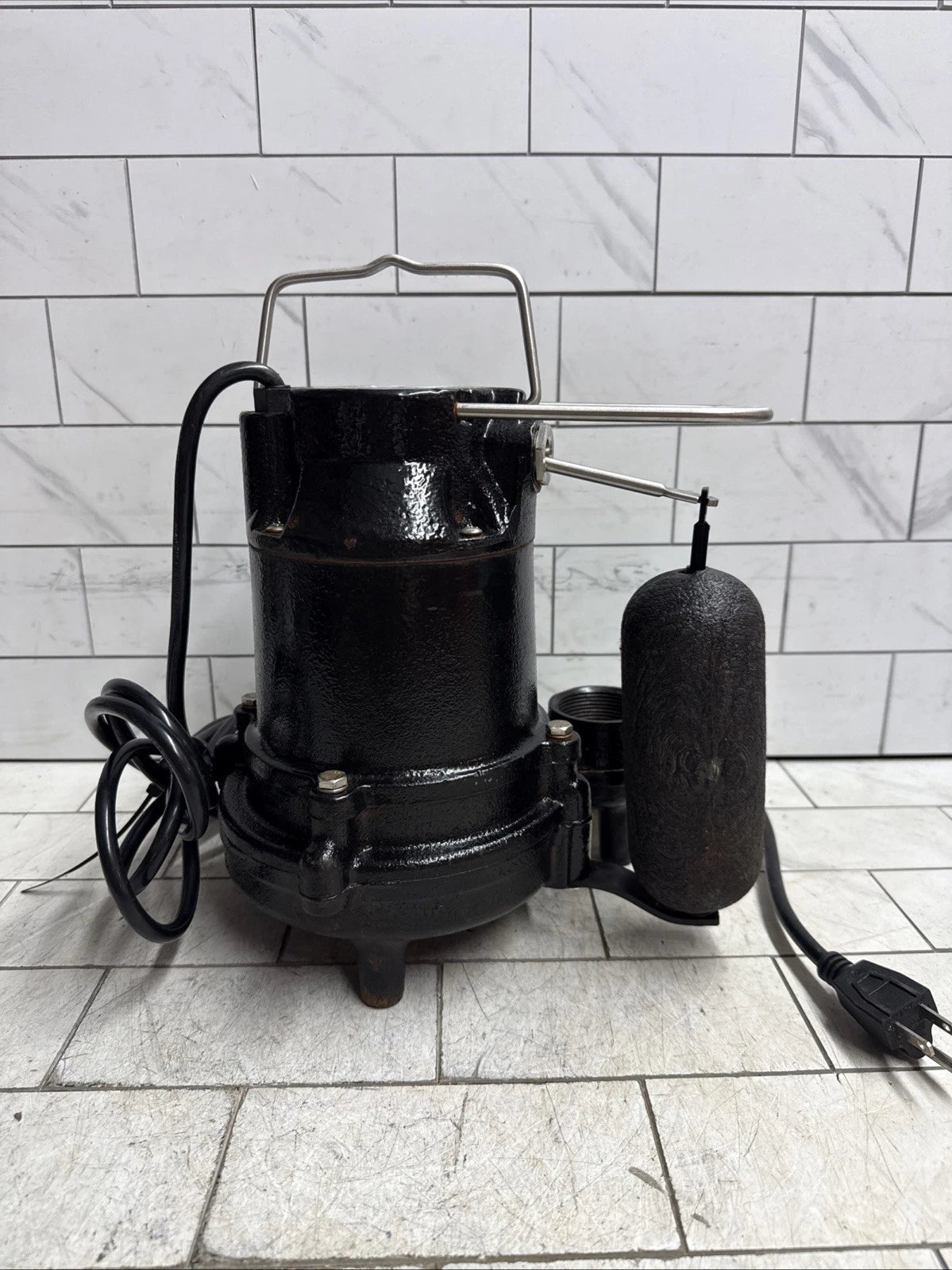 Everbilt HDS50 1/2 HP Cast Iron Submersible Sump Pump Used Good Condition