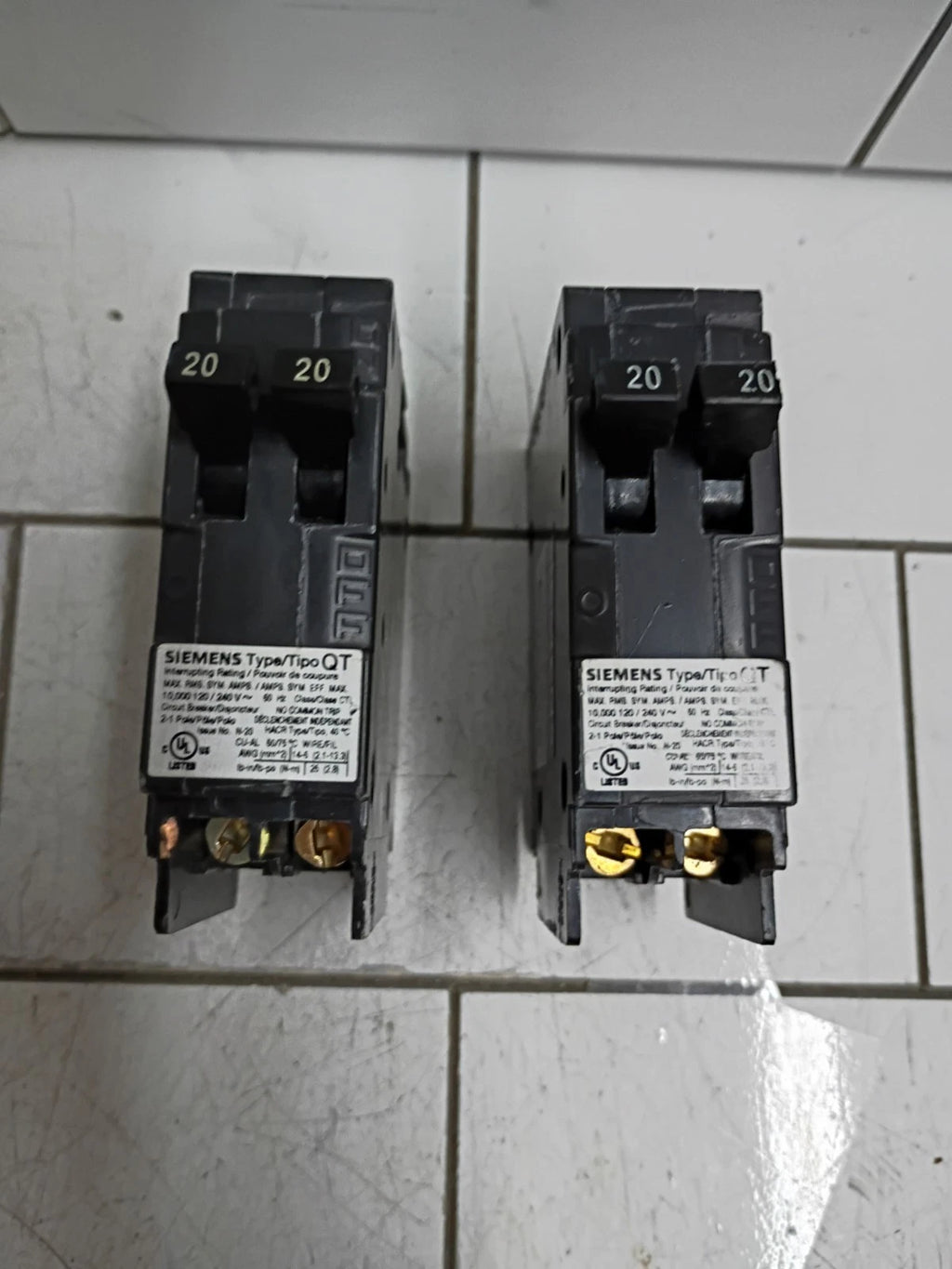 (2 Pack)Siemens Q2020 Tandem Circuit Breaker Plug In 20/20 Amp 1 Pole 120 Volt