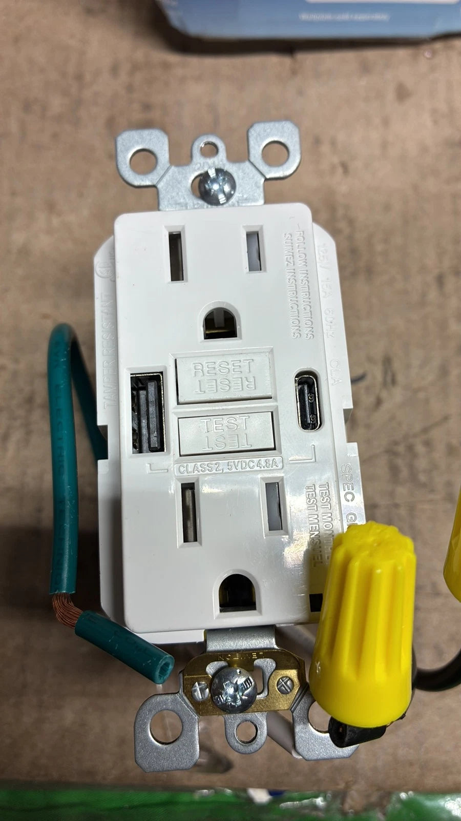 Leviton GUAC1-BW 24W USB (Type A/Type C) & GFCI Electrical Outlet NEW open box