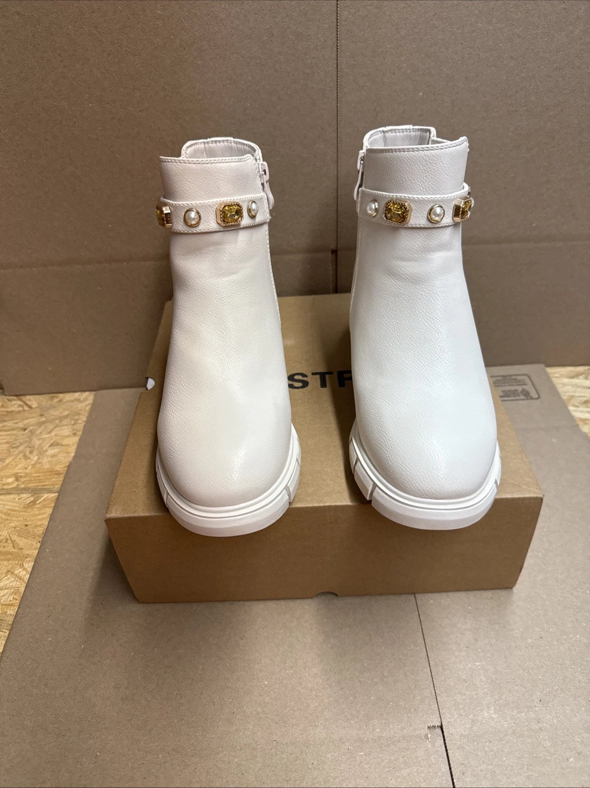 ZBY women’s Chelsea Ankle Boot With Amulet Strap Chunky Heel Size 8.5