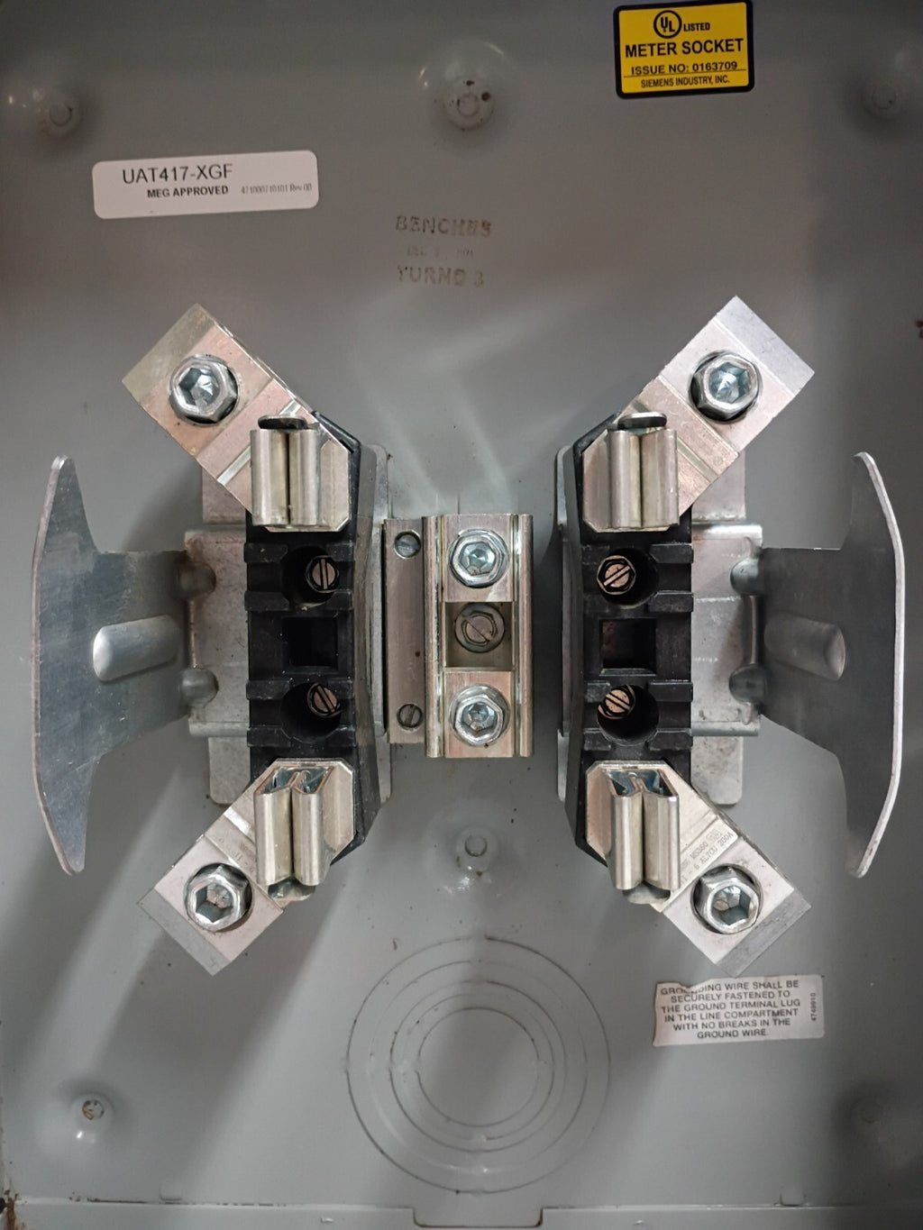 Siemens UAT417-XGF  200 Amp 4 Jaw No Bypass Ringless Meter Socket with Latch OB