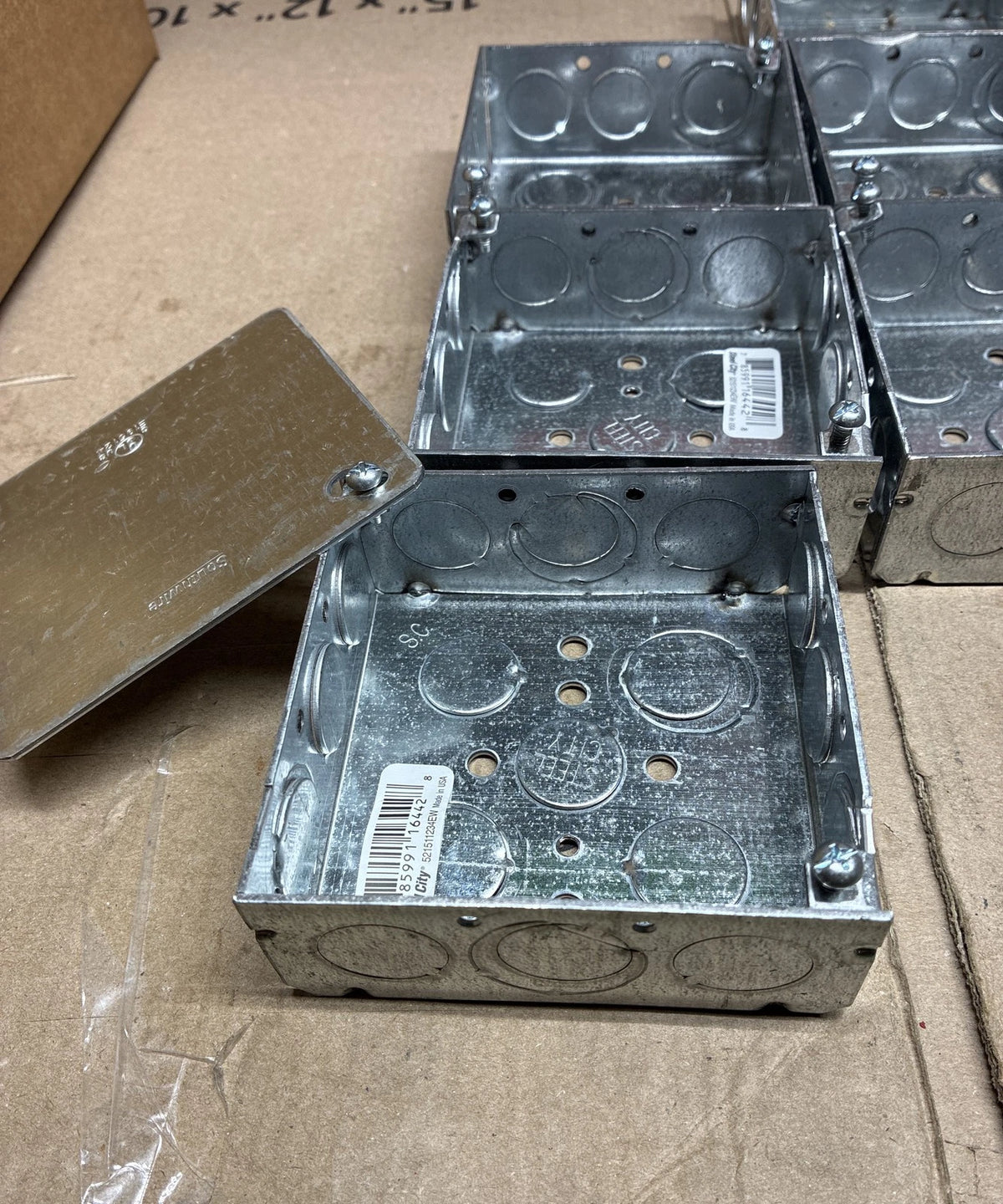 12-PK Steel City 521511234EW Steel Outlet Box with covers open box