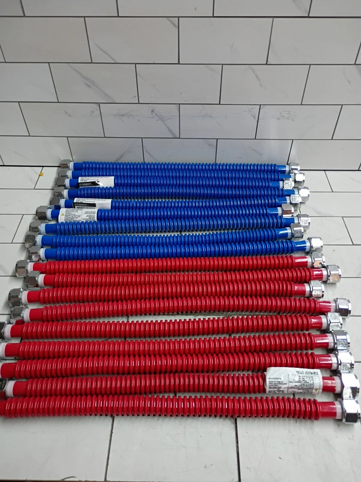 18PK Everbilt 3/4" X 3/4" X 18" Water Heater Flex Connector Red & Blue Open Box
