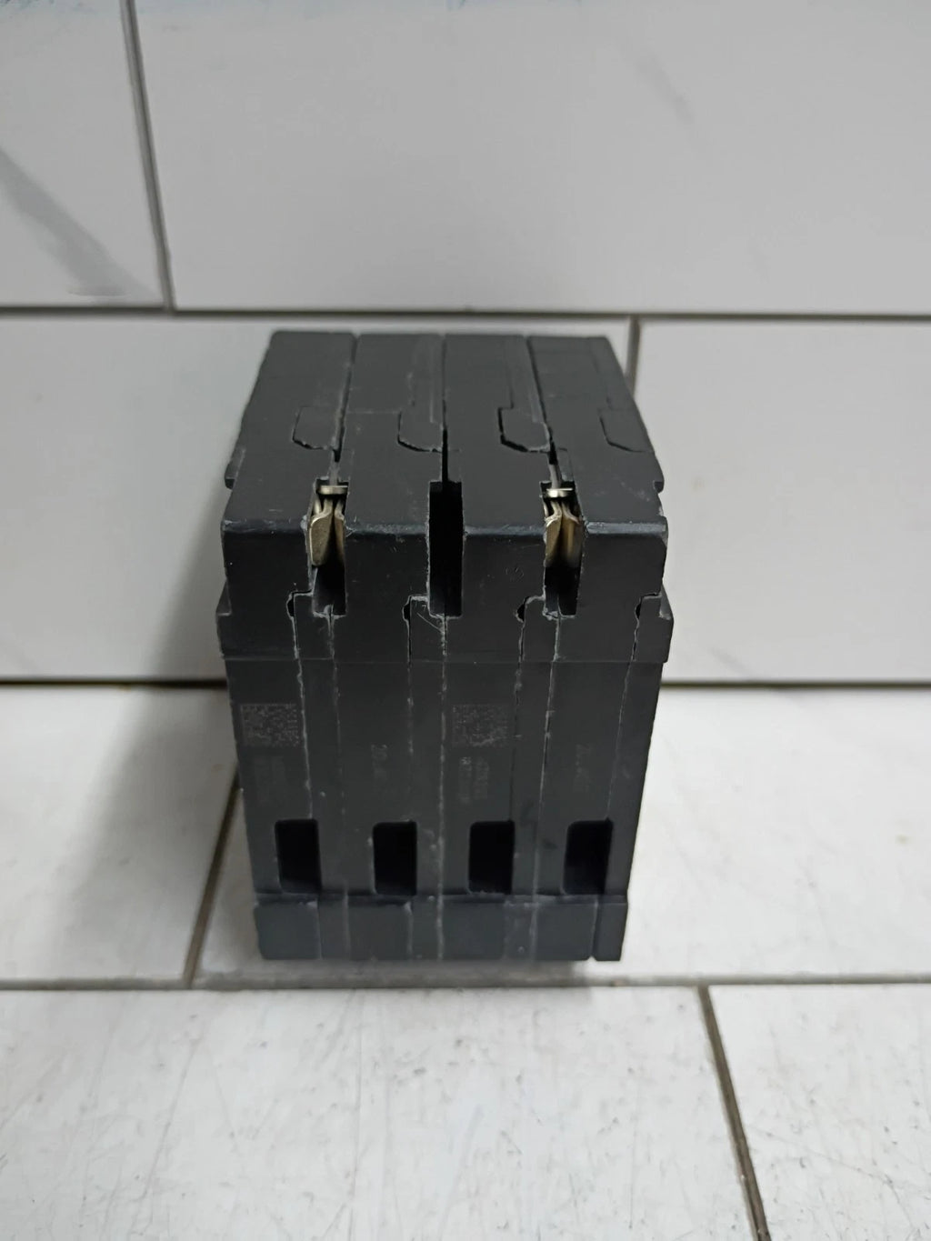 SIEMENS Q22040CTU TRIPLEX 2 OUTER 20A 1-PLE & 1-INNER 40A 2-POLE Breaker New-OB