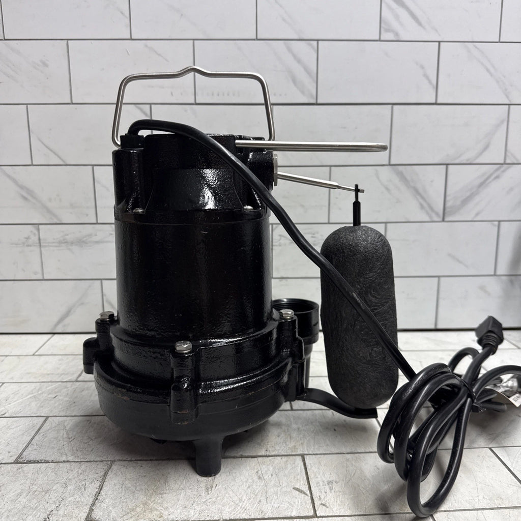 Everbilt HDS50 1/2 HP Cast Iron Submersible Sump Pump Used Good Condition
