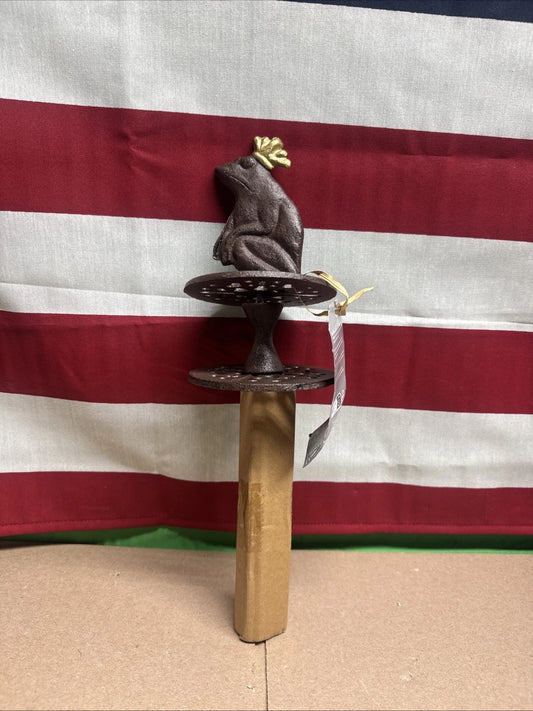 TG34 Frog Prince Antique Garden Hose Guide, Antique Brown with Gold Crown