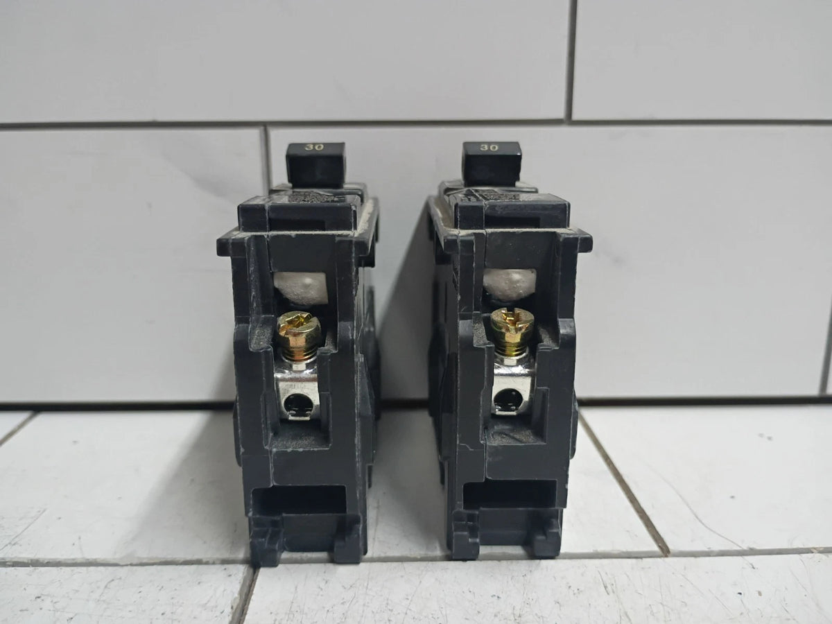 (2 Pack) SIEMENS Q130 30 AMP Single Pole Circuit Breaker 60hz Open Box