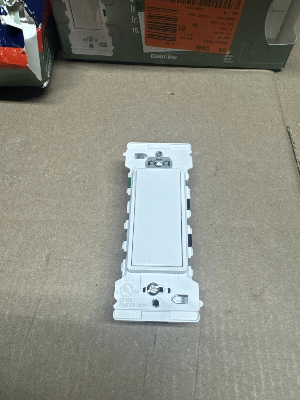 4x10pk E5603-MW Leviton Decora Edge 15 amps 3-Way Rocker Switch White (Open Box)
