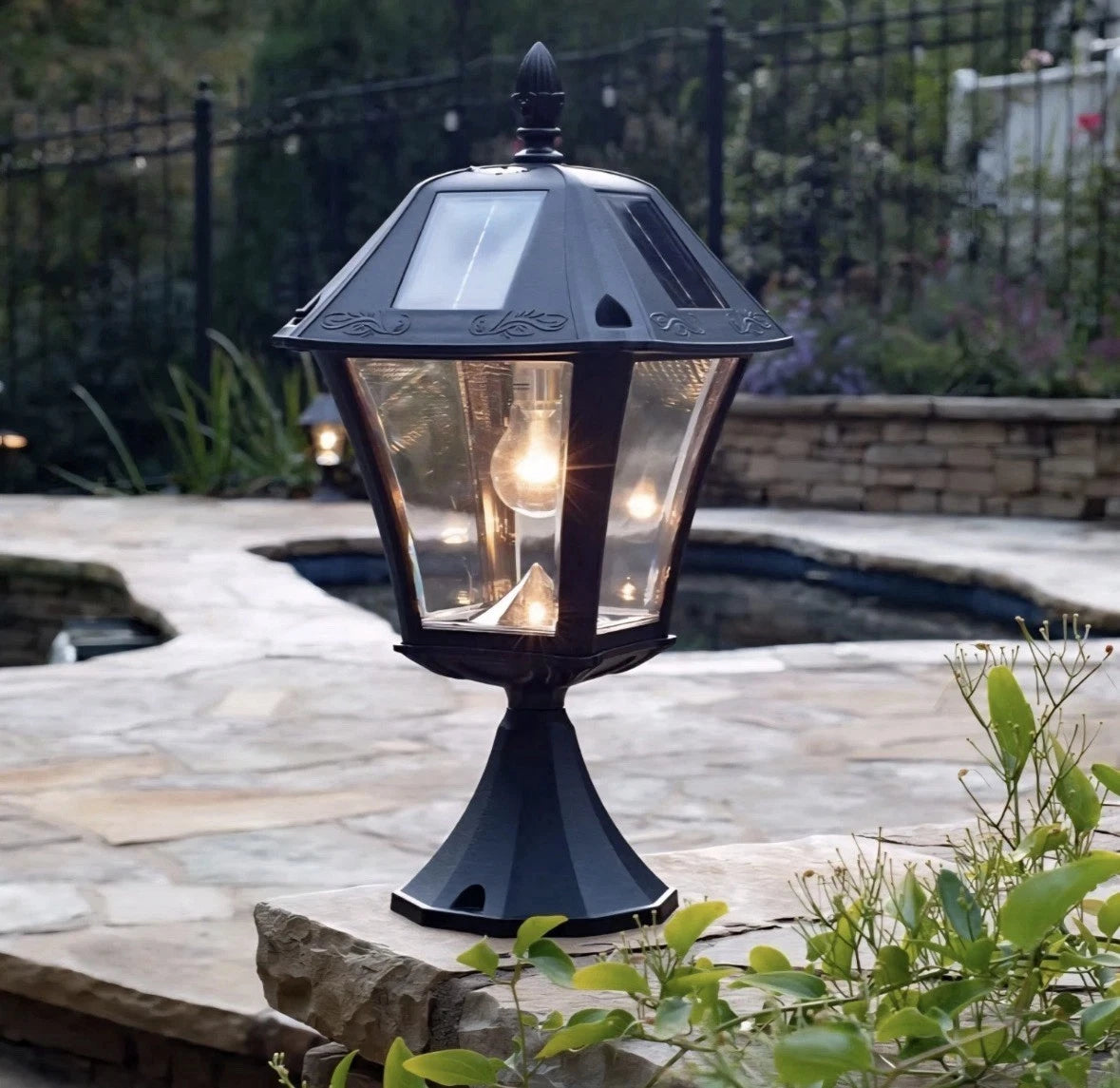 GAMA SONIC Baytown II Solar Bulb Lamp Black Outdoor LED NEW IN BOX