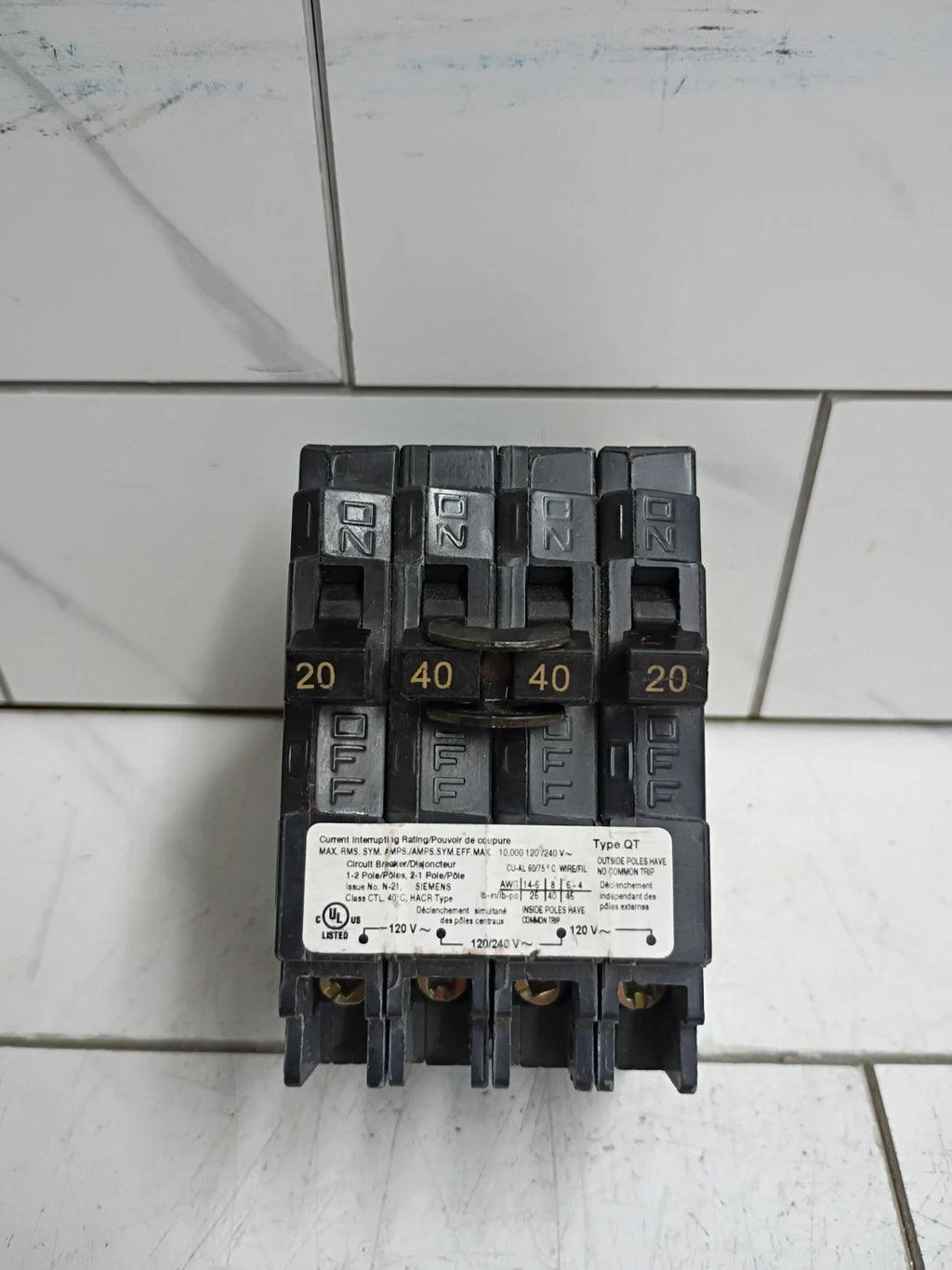 SIEMENS Q22040CTU TRIPLEX 2 OUTER 20A 1-PLE & 1-INNER 40A 2-POLE Breaker New-OB
