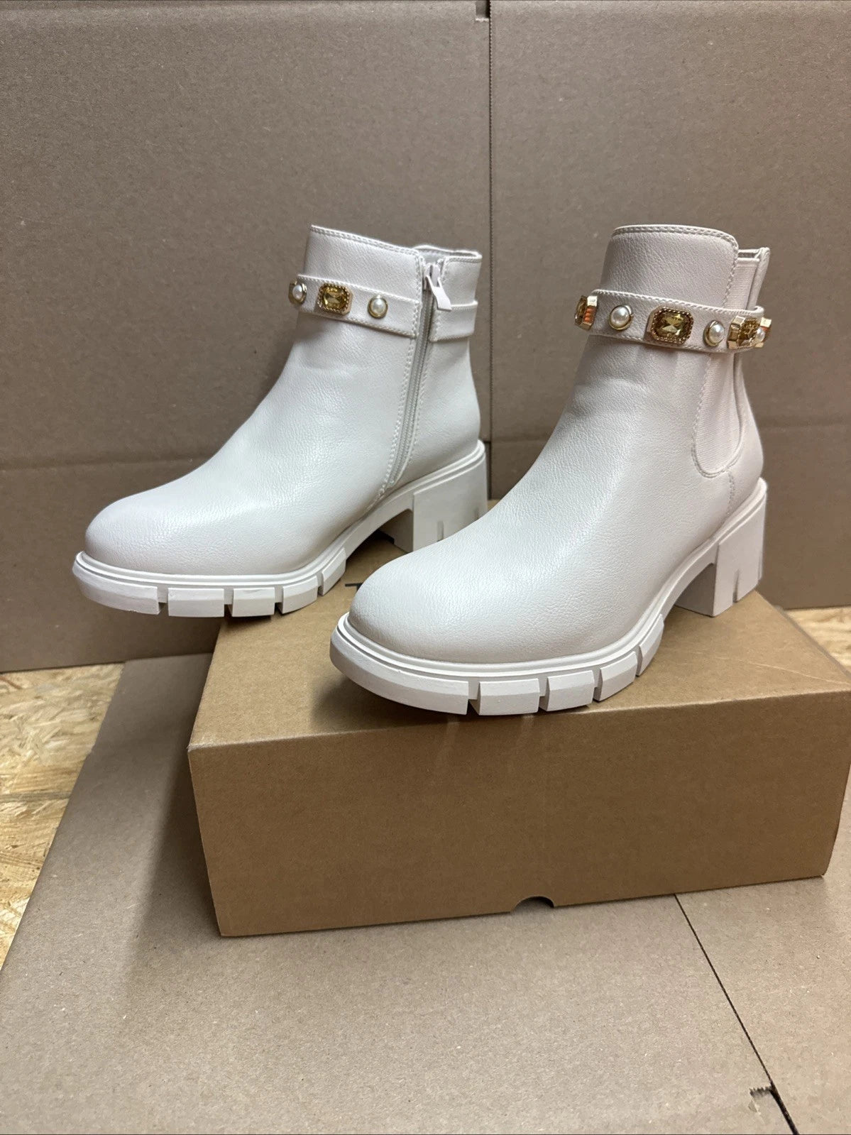 ZBY women’s Chelsea Ankle Boot With Amulet Strap Chunky Heel Size 8.5